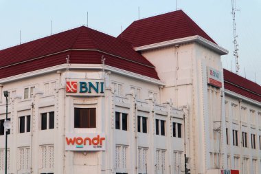 Yogyakarta - Endonezya, 18 Temmuz 2024: Jogjakarta, Endonezya 'nın Sıfır Kilometre alanındaki BNI Bank binası. Jogjakarta 'nın eski kasaba bölgesindeki miras binalarından biri. Popüler bir turizm merkezi.