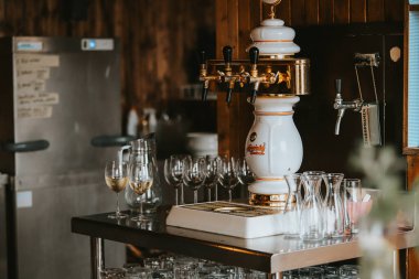 Beyaz şarap şişesinin dikey görüntüsü.