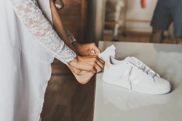 Крупный План Невесты Жениха Надевающих Туфли — стоковое фото