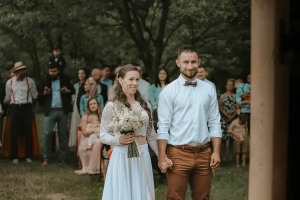 Красивая Пара Счастливых Молодоженов Свадебном Парке — стоковое фото
