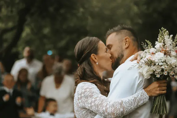 Lyckligt Bröllop Par Kärlek Kramas Och Kyssas Parken — Stockfoto