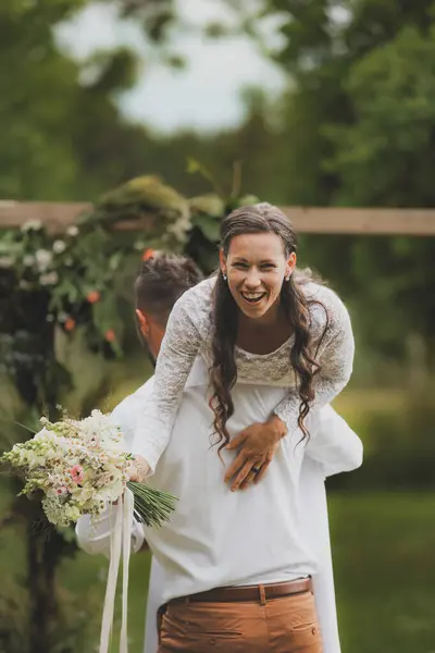 Красивая Невеста Букетом Природе — стоковое фото