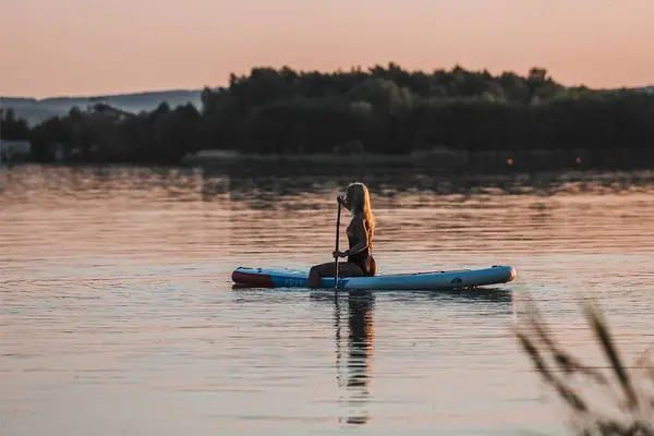 Vrouw Paddleboard Het Meer — Stockfoto