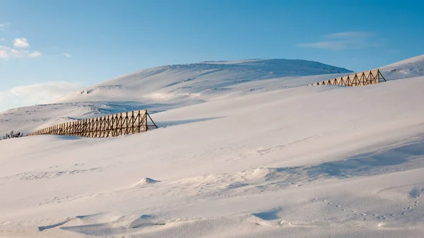 Neve Coberto Montanhas Ártico Noruega Com Cercas Proteção Para Bloquear — Fotografia de Stock