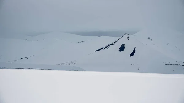 Paisagem Montanhosa Nevada Com Frente Meteorológica Aproximando Ártico Svalbard Noruega — Fotografia de Stock