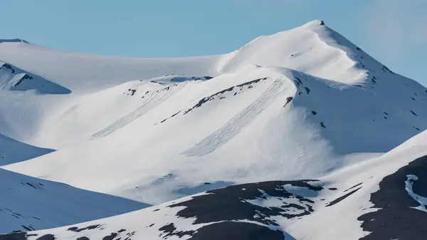 Snötäckta Berg Med Lavinspår Arktis Svalbard Norge — Stockfoto