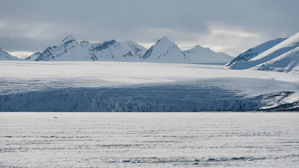 스발바르의 빙하의 전망과 배경에 눈으로 산봉우리를 보여주는 크레바스 — 스톡 사진