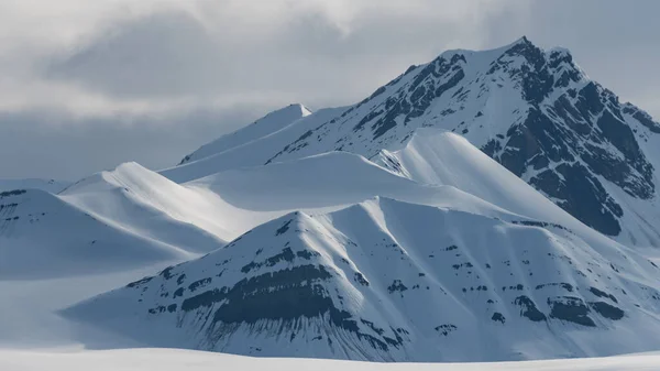 Dramática Vista Los Picos Crestas Montañosas Cubiertas Nieve Ártico Svalbard — Foto de Stock