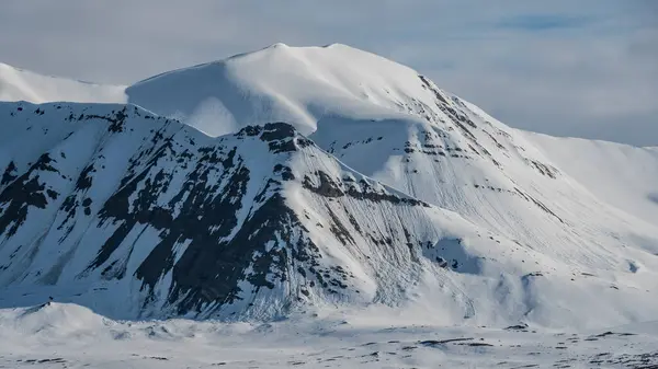 Montanhas Nevadas Ártico Svalbard Com Trilhas Avalanche Rocha Nua Mostrando — Fotografia de Stock