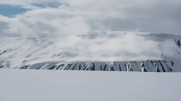 Snöigt Bergslandskap Arktiska Svalbard Med Kontrast Mellan Kala Berg Och — Stockfoto