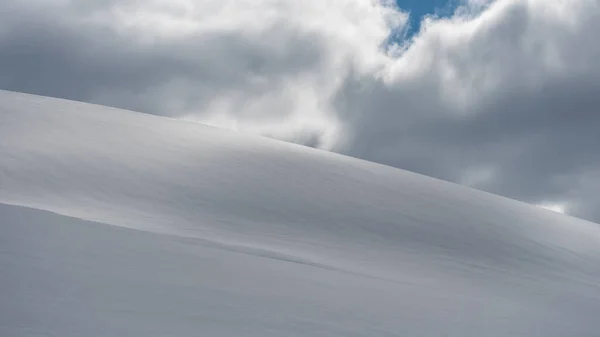 Dramáticas Nubes Entrando Por Detrás Ladera Nevada Montaña Para Bloquear — Foto de Stock