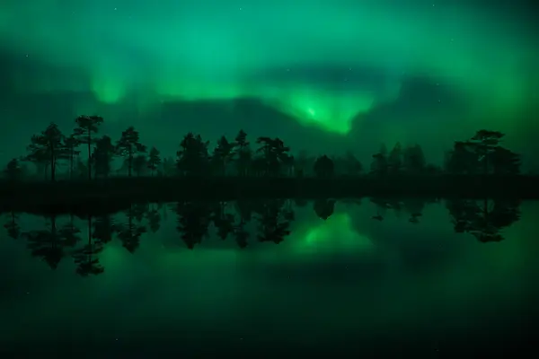 Groene Aurora Borealis Lichten Gereflecteerd Het Oppervlak Van Een Meertje — Stockfoto