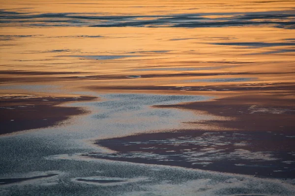 Замерзшая Поверхность Льда Озера Отраженными Цветами Заката Льду Конце Зимы — стоковое фото