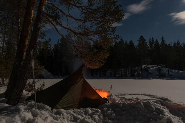 Traditional Shelter Campfire Front Set Ice Shore Small Snowy Lake — Stock Photo, Image