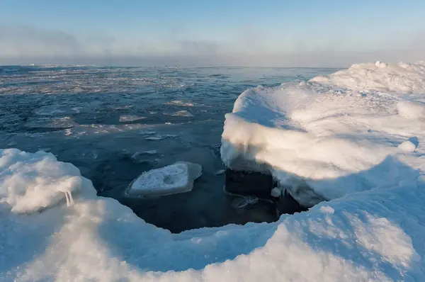 芬兰波利港冰冷的波罗的海冰封的海岸 — 图库照片
