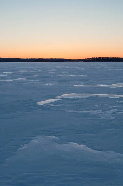 Візерунки Льоду Замерзлого Озера Кольорами Заходу Сонця Горизонті Взимку Фінляндії — стокове фото
