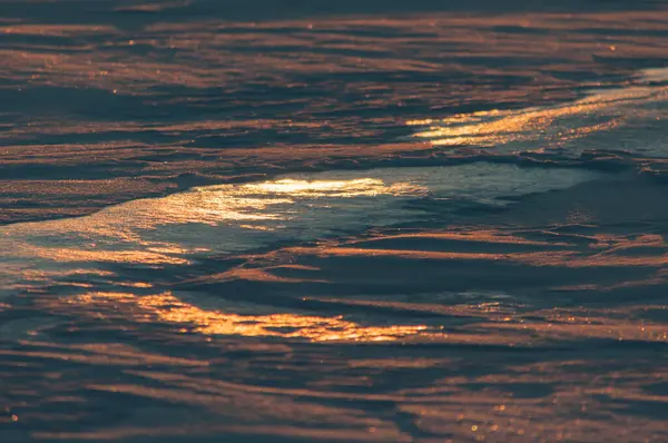 Шаблоны Замерзшем Озере Заходом Солнца Окрашивания Частей Льда Снега — стоковое фото