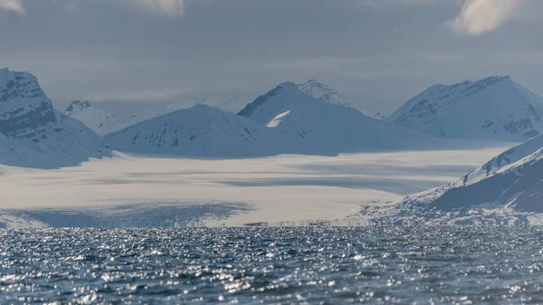 Ośnieżone Góry Lodowiec Przy Fiordzie Arktycznym Falami Lśniącymi Słońcu — Zdjęcie stockowe