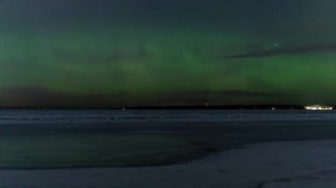 Finlandiya 'nın Tampere kentindeki bir gölün buzu üzerinde Aurora Borealis' in zaman aşımı