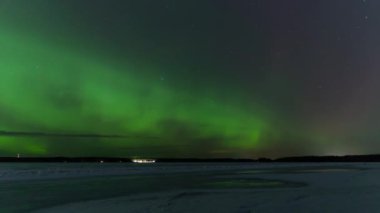 Finlandiya 'nın Tampere kentindeki bir gölün buzu üzerinde Aurora Borealis' in zaman aşımı