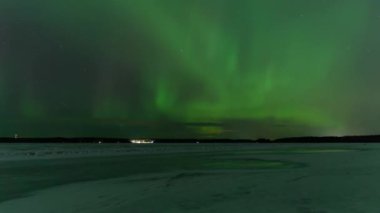 Finlandiya 'nın Tampere kentindeki bir gölün buzu üzerinde Aurora Borealis' in zaman aşımı