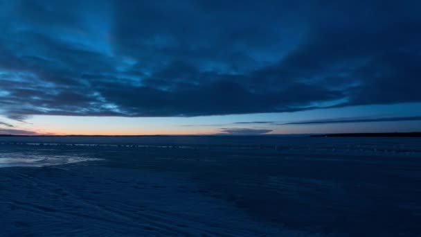 Finlandiya Tampere Bir Gölün Üzerinde Gece Mavisine Dönüşen Bir Kış — Stok video