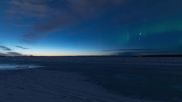 从芬兰坦佩雷的Esrange空间中心发射的一枚探空火箭在天空中留下的北极光和蓝云 — 图库视频影像