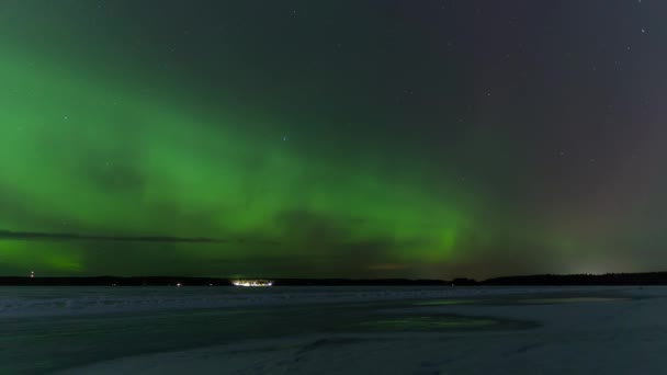 フィンランドのタンペレで冬の湖の氷の上のオーロラの時間の経過 — ストック動画
