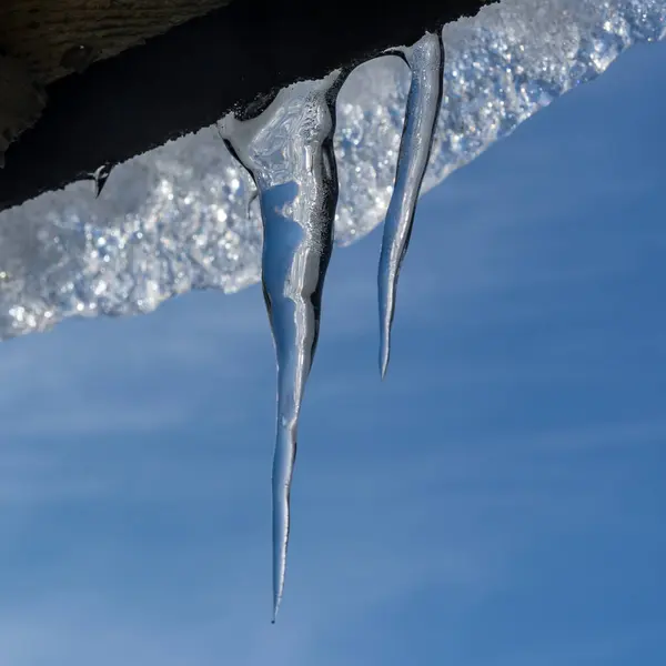 青い空を背景氷柱 — ストック写真