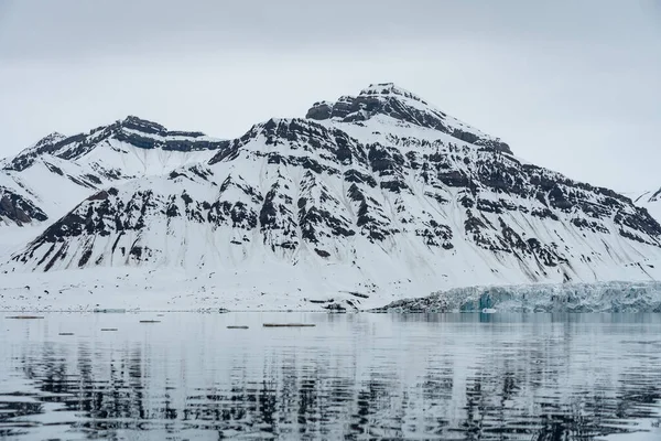 Een Gletsjer Bij Een Poolfjord Met Bergen Achtergrond Spitsbergen — Stockfoto