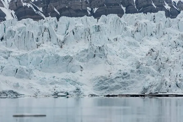 Ένας Αρκτικός Παγετώνας Που Φαίνεται Από Φιόρδ Στο Σβάλμπαρντ — Φωτογραφία Αρχείου