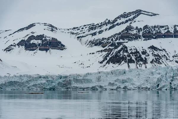 Uma Geleira Por Fiorde Ártico Com Montanhas Fundo Svalbard — Fotografia de Stock