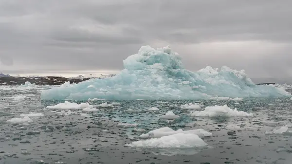Айсберг Плавает Море Арктике Шпицбергене — стоковое фото