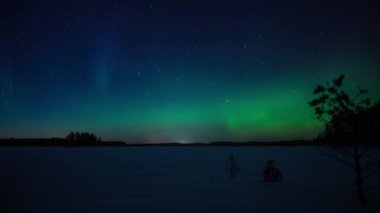 Finlandiya 'nın Pirkanmaa kentindeki donmuş bir göl üzerinde Aurora Borealis' in zaman aşımı