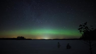Finlandiya 'nın Pirkanmaa kentindeki donmuş bir göl üzerinde Aurora Borealis' in zaman aşımı