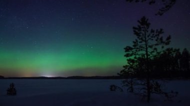 Finlandiya 'nın Pirkanmaa kentindeki donmuş bir göl üzerinde Aurora Borealis' in zaman aşımı