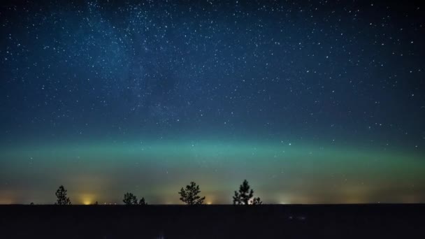 在芬兰的森林上 星空的树梢上有一个时间间隔 冬天有一个弧形的北极圈 — 图库视频影像