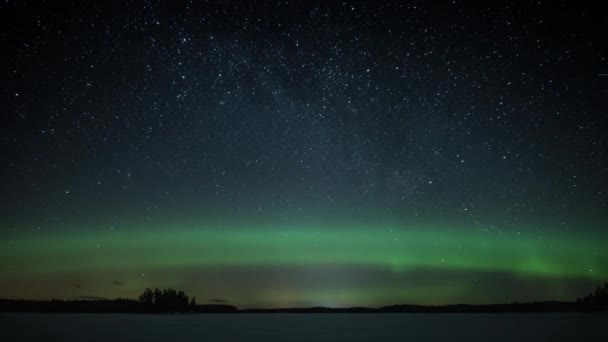 芬兰Pirkanmaa森林中冰封的湖面上的北极光的时间流逝 — 图库视频影像