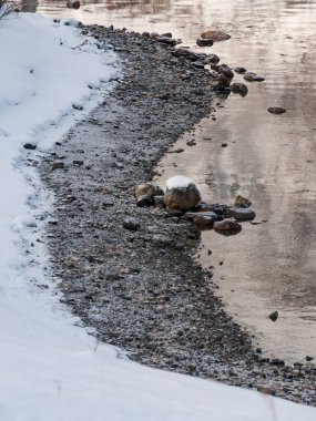 Kuzey Norveç 'te kışın karlı ve kayalık deniz kıyıları