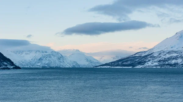 Kuzey Norveç 'te kışın fiyort başında karlı dağlar