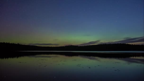 フィンランドの森林の湖の表面に反映された早朝のオーロラボアリスの時間の経過 — ストック動画