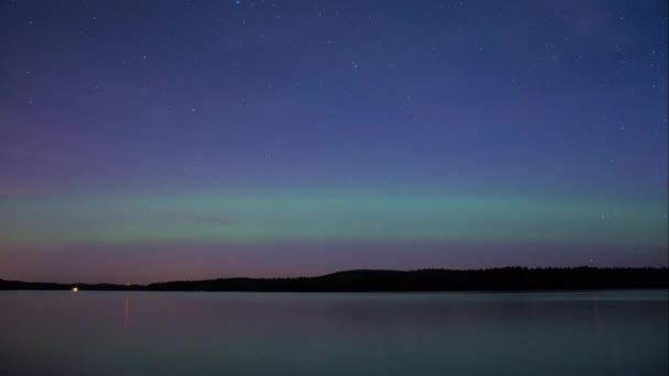 芬兰秋天地平线上湖水和森林上的北极光的时间流逝 — 图库视频影像