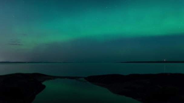 Tijdsverloop Van Aurora Borealis Weerspiegeld Het Oppervlak Van Een Rustig — Stockvideo