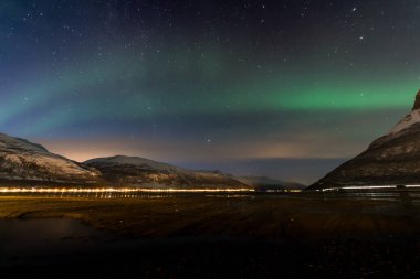 Kuzey Kutbu Norveç 'teki Lyngenfjord üzerinde Aurora Borealis