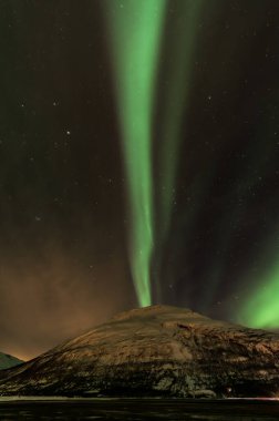 Kuzey Kutbu Norveç 'teki Lyngenfjord üzerinde Aurora Borealis