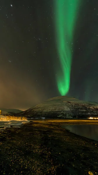 Kuzey Kutbu Norveç 'teki Lyngenfjord üzerinde Aurora Borealis