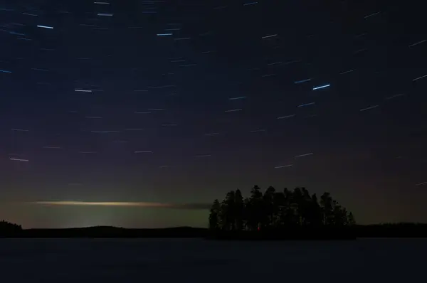 Finlandiya, Pirkanmaa 'da kışın gece gökyüzü. Ufukta soluk alabalık yeşili görünüyor.