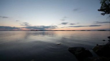 Finlandiya 'daki Vanajavesi Gölü' nde yaz günbatımının zamanı