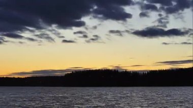 Finlandiya 'daki Langelmavesi Gölü' nün kıyısındaki yaz gecesinde.