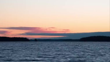 Finlandiya 'da Kyrosjarvi Gölü' nün kıyısındaki yaz gecesi